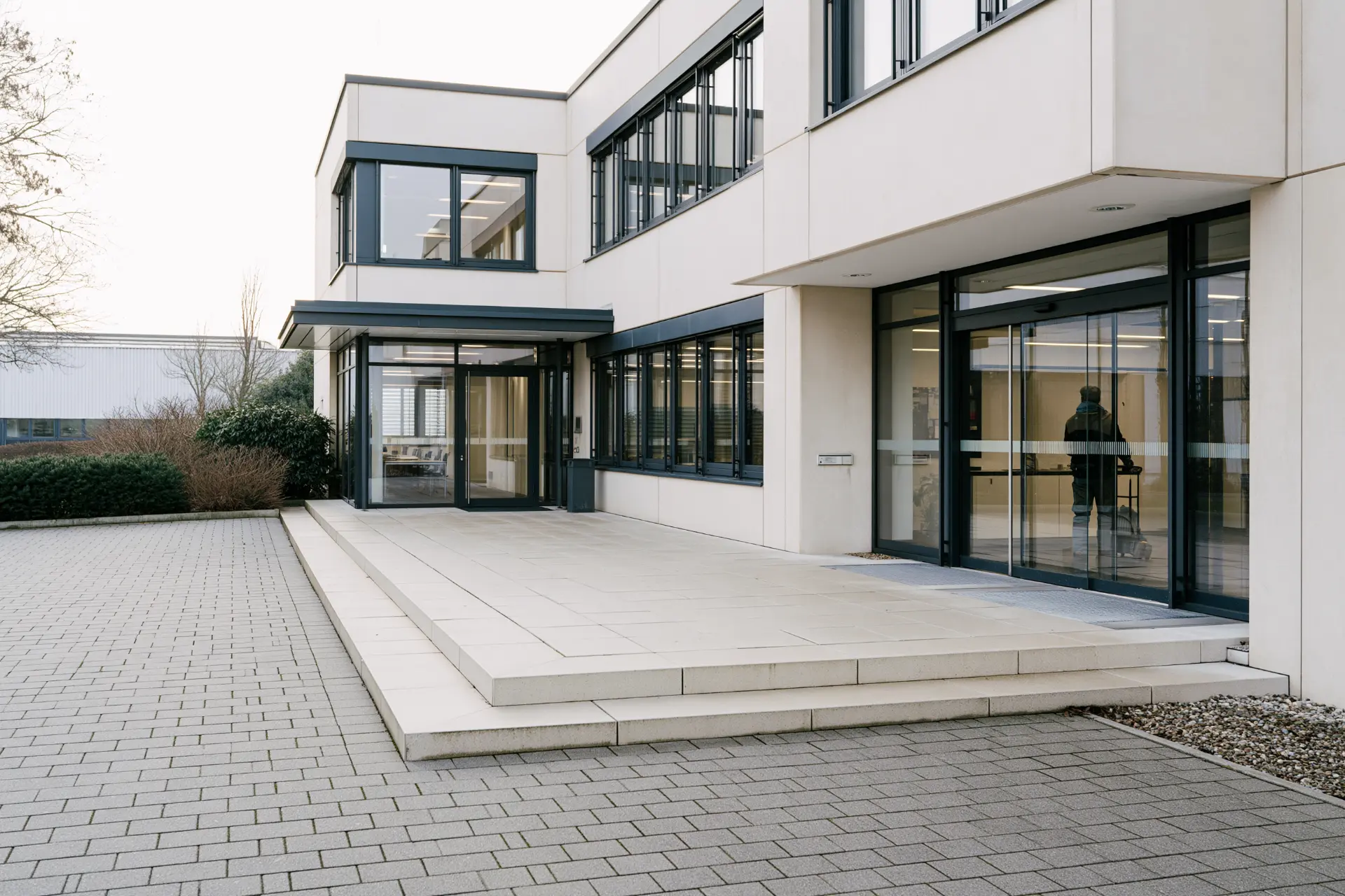 Modernes Eingangsportal eines gewerblich genutzten Bürogebäudes